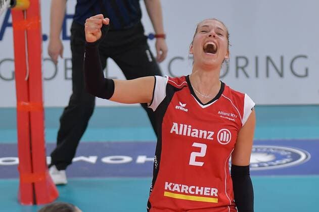 02.12.2017, xtkx, Volleyball Damen, VC Wiesbaden - Allianz MTV Stuttgart, emspor, v.l. Femke Stoltenberg (Stuttgart) , Wiesbaden