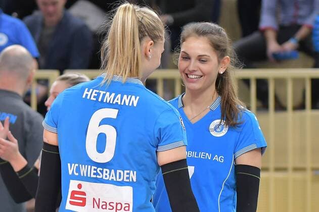 02.12.2017, xtkx, Volleyball Damen, VC Wiesbaden - Allianz MTV Stuttgart, emspor, v.l. Selma Hetmann (VCW) , Annalena Mach (VCW) , Wiesbaden