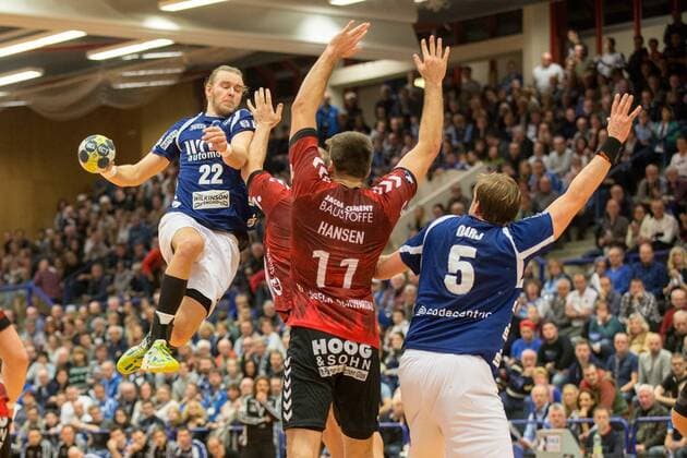 Fabian Gutbrod ( 22, Bergischer HC) beim Wurf gegen Toni Podpolinski ( 8, VfL Lübeck-Schwartau) und Markus Hansen ( 11, VfL Lübeck-Schwartau), links Max Darj ( 5, Bergischer HC) Bergischer HC vs. VfL Lübeck-Schwartau, Handball, 2. Bundesliga, 02.12.17 Solingen NRW Deutschland Klingenhalle
