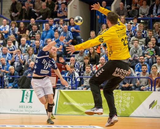 Jan Artmann ( 17, Bergischer HC) beim Wurf gegen Dennis Klockmann ( 32, TW, VfL Lübeck-Schwartau) Bergischer HC vs. VfL Lübeck-Schwartau, Handball, 2. Bundesliga, 02.12.17 Solingen NRW Deutschland Klingenhalle