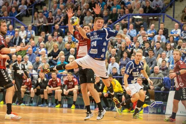 Linus Arnesson ( 24, Bergischer HC) beim Wurf, dahinter Toni Podpolinski ( 8, VfL Lübeck-Schwartau) Bergischer HC vs. VfL Lübeck-Schwartau, Handball, 2. Bundesliga, 02.12.17 Solingen NRW Deutschland Klingenhalle
