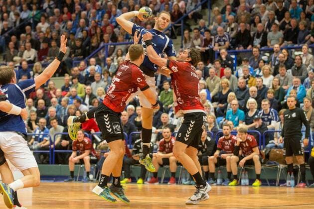 Fynn Ranke ( 15, VfL Lübeck-Schwartau) und Toni Podpolinski ( 8, VfL Lübeck-Schwartau) stoppen Fabian Gutbrod ( 22, Bergischer HC) beim Wurf Bergischer HC vs. VfL Lübeck-Schwartau, Handball, 2. Bundesliga, 02.12.17 Solingen NRW Deutschland Klingenhalle