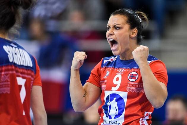 Bilder des Tages - SPORT Handball, WM Damen, Norwegen - Ungarn 171202 Norges Nora MÃ¸rk jublar i matchen mellan Norge och Ungern under handbolls-VM den 2 december 2017 i Bietigheim Bissingen. Copyright: CARLxSANDIN BB171202CS077