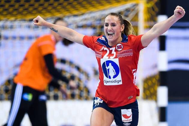 Handball, WM Damen, Norwegen - Ungarn 171202 Norges Camilla Herrem jublar i matchen mellan Norge och Ungern under handbolls-VM den 2 december 2017 i Bietigheim Bissingen. Copyright: CARLxSANDIN BB171202CS078