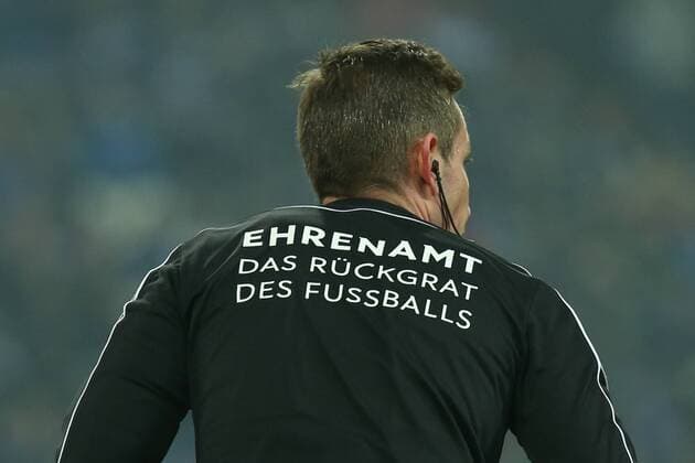 Themen der Woche - SPORT Bilder des Tages - SPORT Fußball, Bundesliga-Schiris mit Ehrenamt - Das Rückgrat des Fußballs Schriftzug auf dem Rücken 02.12.2017, xkvx, Fussball 1. Bundesliga, FC Schalke 04 - 1.FC Koeln, emspor, v.l. Tobias Stieler Schiedsrichter Ehrenamt Gelsenkirchen *** 02 12 2017 xkvx Football 1 Bundesliga FC Schalke 04 1 FC Koeln emspor v Tobias Stieler Referee Ehrenamt Gelsenkirchen