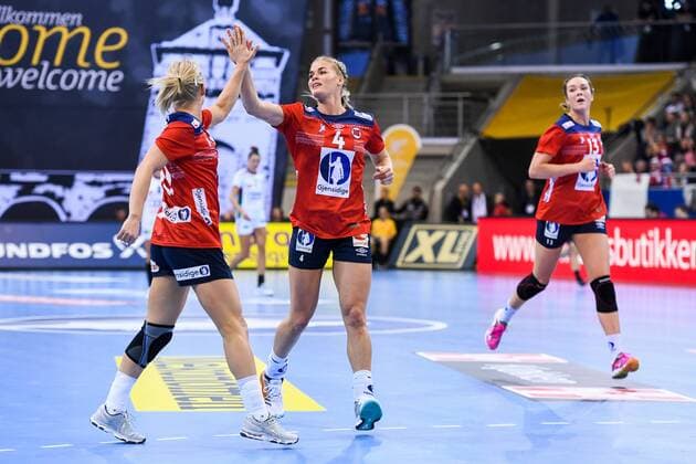 Handball, WM Damen, Norwegen - Ungarn 171202 Norges Stine Bredal Oftedal och Veronica Egebakken Kristiansen jublar i matchen mellan Norge och Ungern under handbolls-VM den 2 december 2017 i Bietigheim Bissingen. Copyright: CARLxSANDIN BB171202CS085