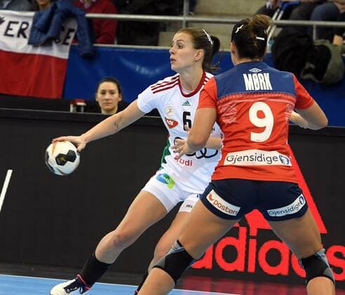 Handball, WM Damen, Norwegen - Ungarn Norwegen vs. Ungarn Handball Frauen Weltmeisterschaft in Deutschland Saison 2017 2018 Bietigheim-Bissingen; EgeTrans Arena, 2.12.2017 SCHATZL Nadine, Ungarn; MØRK Nora, Norwegen