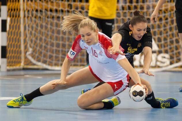 Handball, WM Damen, Dänemark - Montenegro v.li., f.l.t.r.: Mette Tranborg (Dänemark, Denmark, 18) im Zweikampf, Duell mit, duel with Milena Raicevic (Montenegro, 90), Handball, Frauen-Weltmeisterschaft, Dänemark - Montenegro,