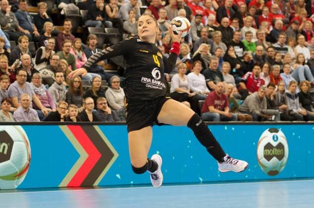 Handball, WM Damen, Dänemark - Montenegro v.li., f.l.t.r.: Jovanka Radicevic (Montenegro, 4) beim Wurf, throws the ball, Handball, Frauen-Weltmeisterschaft, Dänemark - Montenegro,