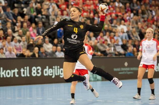 Handball, WM Damen, Dänemark - Montenegro v.li., f.l.t.r.: Jovanka Radicevic (Montenegro, 4) beim Wurf, throws the ball, Handball, Frauen-Weltmeisterschaft, Dänemark - Montenegro,