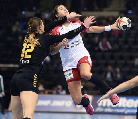 Bilder des Tages - SPORT Handball, WM Damen, Dänemark - Montenegro Louise Burgaard stoppes effektivt, lÃ¸rdag aften i VM gruppekampen mod Montenegro i Oldenburg i Tyskland. Polfoto_73112547  Copyright: POULSENxLARS