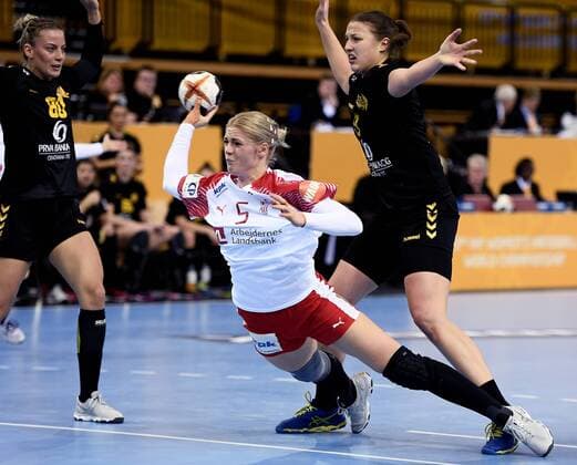 Handball, WM Damen, Dänemark - Montenegro Sarah Iversen bryder igennem, lÃ¸rdag aften i VM gruppekampen mod Montenegro i Oldenburg i Tyskland. Polfoto_73112548  Copyright: POULSENxLARS