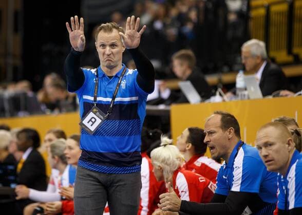 Handball, WM Damen, Dänemark - Montenegro Oldenburg, Niedersachsen, DEU, 02.12.2017, Trainer Klavs Bruun Jorgensen (rechts, Denmark) gestikuliert. Denmark vs. Montenegro. Handball Weltmeiserschaft der Frauen Deutschland 2017, Vorrunde Gruppe C. Denmark vs. Montenegro - Handball Weltmeiserschaft der Frauen Deutschland