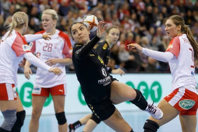 Handball, WM Damen, Dänemark - Montenegro Oldenburg, Niedersachsen, DEU, 02.12.2017, Jovanka Radicevic (Mitte, Montenegro; Club: Vardar MKD) und Line Haugsted (rechts, Denmark; Club: Viborg HK). Denmark vs. Montenegro. Handball Weltmeiserschaft der Frauen Deutschland 2017, Vorrunde Gruppe C. Denmark vs. Montenegro - Handball Weltmeiserschaft der Frauen Deutschland
