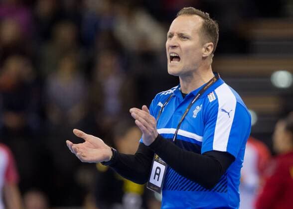 Handball, WM Damen, Dänemark - Montenegro Oldenburg, Niedersachsen, DEU, 02.12.2017, Trainer Klavs Bruun Jorgensen (Denmark) gestikuliert. Denmark vs. Montenegro. Handball Weltmeiserschaft der Frauen Deutschland 2017, Vorrunde Gruppe C. Denmark vs. Montenegro - Handball Weltmeiserschaft der Frauen Deutschland