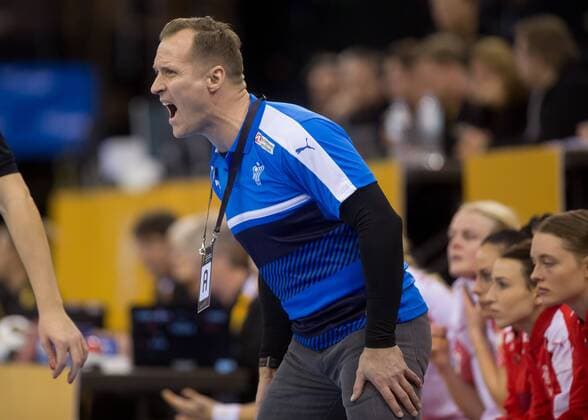 Handball, WM Damen, Dänemark - Montenegro Oldenburg, Niedersachsen, DEU, 02.12.2017, Trainer Klavs Bruun Jorgensen (Denmark) gestikuliert. Denmark vs. Montenegro. Handball Weltmeiserschaft der Frauen Deutschland 2017, Vorrunde Gruppe C. Denmark vs. Montenegro - Handball Weltmeiserschaft der Frauen Deutschland