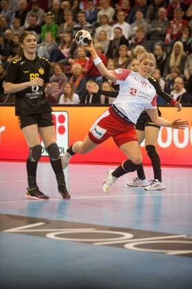 Handball, WM Damen, Dänemark - Montenegro GER, IHF WM 2017, Dänemark (DEN) vs Montenegro (MNE) 02.12.2017, EWE Arena, Oldenburg, Germany, 23.IHF World Championship WM Weltmeisterschaft 2017 Women, first round, Group C, Dänemark vs Montenegro, im Bild Kathrine HEINDAHL ( Dänemark 10 ) Ema RAMUSOVIC (Montenegro 66 )