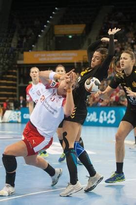 Handball, WM Damen, Dänemark - Montenegro GER, IHF WM 2017, Dänemark (DEN) vs Montenegro (MNE) 02.12.2017, EWE Arena, Oldenburg, Germany, 23.IHF World Championship WM Weltmeisterschaft 2017 Women, first round, Group C, Dänemark vs Montenegro, im Bild Kathrine HEINDAHL( Dänemark 10) Itana GRBIC (Montenegro 96)