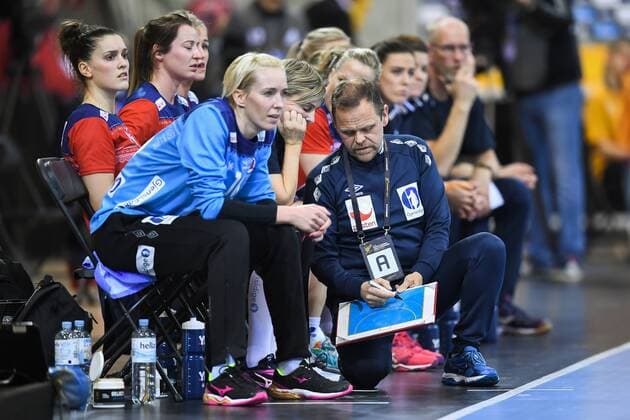 Handball, WM Damen, Norwegen - Ungarn 171202 Norges malvakt Katrine Lunde och förbundskapten Thorir Hergeirsson i matchen mellan Norge och Ungern under handbolls-VM den 2 december 2017 i Bietigheim Bissingen. Copyright: CARLxSANDIN BB171202CS098