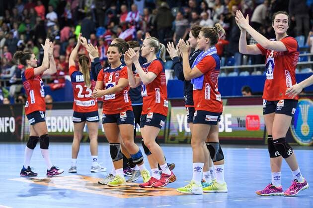 Handball, WM Damen, Norwegen - Ungarn 171202 Norges spelare tacker publiken efter matchen mellan Norge och Ungern under handbolls-VM den 2 december 2017 i Bietigheim Bissingen. Copyright: CARLxSANDIN BB171202CS110