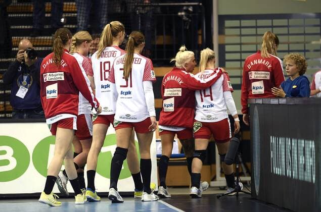 Handball, WM Damen, Dänemark - Montenegro Skuffede danske spillere forlader hallen i Oldenburg, lÃ¸rdag aften i VM gruppekampen mod Montenegro i Oldenburg i Tyskland. Polfoto_73113053  Copyright: POULSENxLARS