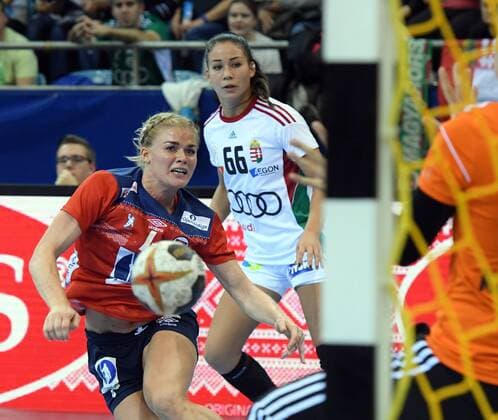 Handball, WM Damen, Norwegen - Ungarn Norwegen vs. Ungarn Handball Frauen Weltmeisterschaft in Deutschland Saison 2017 2018 Bietigheim-Bissingen; EgeTrans Arena, 2.12.2017 KRISTIANSEN Veronica, Norwegen