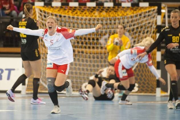 Handball, WM Damen, Dänemark - Montenegro GER, IHF WM 2017, Dänemark (DEN) vs Montenegro (MNE) 02.12.2017, EWE Arena, Oldenburg, Germany, 23.IHF World Championship WM Weltmeisterschaft 2017 Women, first round, Group C, Dänemark vs Montenegro, im Bild Torjubel Sarah IVERSEN ( Dänemark 5)