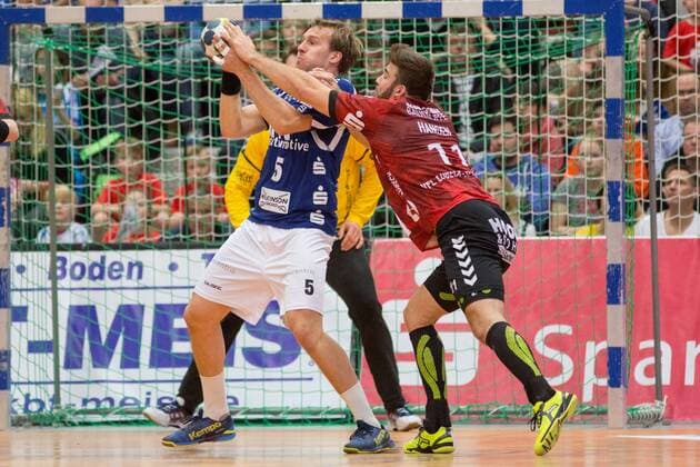 Max Darj ( 5, Bergischer HC) und Markus Hansen ( 11, VfL Lübeck-Schwartau) ringen um den Ball vor dem Tor von Dennis Klockmann ( 32, TW, VfL Lübeck-Schwartau) Bergischer HC vs. VfL Lübeck-Schwartau, Handball, 2. Bundesliga, 02.12.17 Solingen NRW Deutschland Klingenhalle