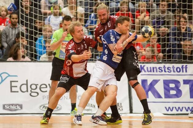 Julian Lauenroth ( 5, VfL Lübeck-Schwartau) und Rickard Akerman ( 10, VfL Lübeck-Schwartau) stoppel Arnor Thor Gunnarsson ( 11, Bergischer HC) Bergischer HC vs. VfL Lübeck-Schwartau, Handball, 2. Bundesliga, 02.12.17 Solingen NRW Deutschland Klingenhalle