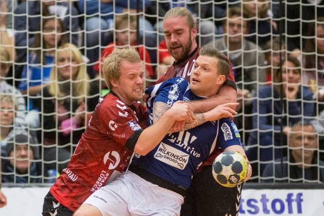 Julian Lauenroth ( 5, VfL Lübeck-Schwartau) und Rickard Akerman ( 10, VfL Lübeck-Schwartau) stoppel Arnor Thor Gunnarsson ( 11, Bergischer HC) Bergischer HC vs. VfL Lübeck-Schwartau, Handball, 2. Bundesliga, 02.12.17 Solingen NRW Deutschland Klingenhalle