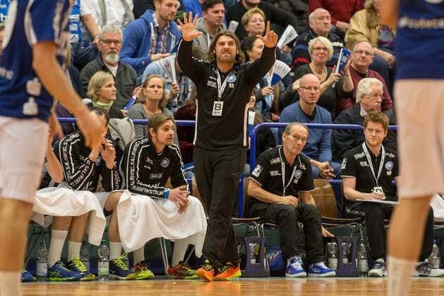 Sebastian Hinze (Trainer, Bergischer HC) hält sieben Finger an der Seitenlinie hoch Bergischer HC vs. VfL Lübeck-Schwartau, Handball, 2. Bundesliga, 02.12.17 Solingen NRW Deutschland Klingenhalle