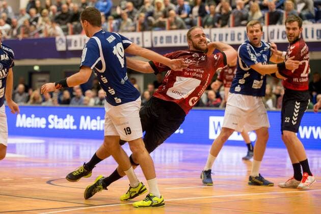 Rickard Akerman ( 10, VfL Lübeck-Schwartau) beim Wurf gegen Tomas Babak ( 19, Bergischer HC) Bergischer HC vs. VfL Lübeck-Schwartau, Handball, 2. Bundesliga, 02.12.17 Solingen NRW Deutschland Klingenhalle