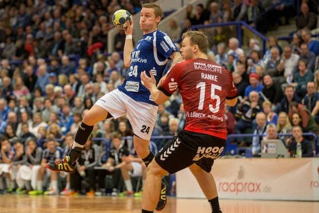Linus Arnesson ( 24, Bergischer HC) gegen Fynn Ranke ( 15, VfL Lübeck-Schwartau) Bergischer HC vs. VfL Lübeck-Schwartau, Handball, 2. Bundesliga, 02.12.17 Solingen NRW Deutschland Klingenhalle