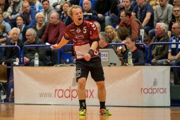 Torjubel von Julian Lauenroth ( 5, VfL Lübeck-Schwartau) Bergischer HC vs. VfL Lübeck-Schwartau, Handball, 2. Bundesliga, 02.12.17 Solingen NRW Deutschland Klingenhalle