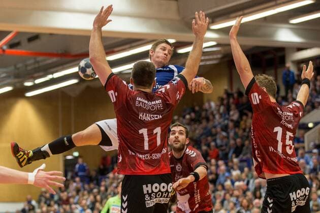 Linus Arnesson ( 24, Bergischer HC) beim Wurf gegen Markus Hansen ( 11, VfL Lübeck-Schwartau) und Fynn Ranke ( 15, VfL Lübeck-Schwartau) Bergischer HC vs. VfL Lübeck-Schwartau, Handball, 2. Bundesliga, 02.12.17 Solingen NRW Deutschland Klingenhalle