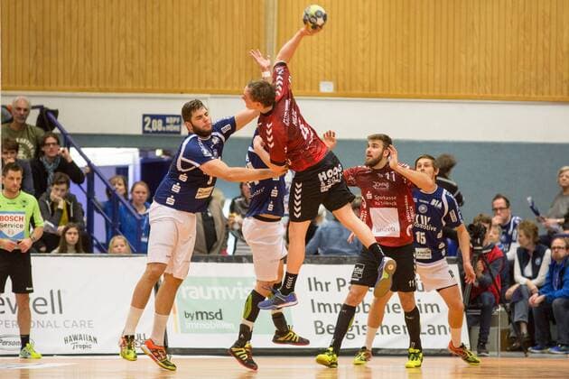 Oliver Milde ( 4, VfL Lübeck-Schwartau) bei Wurf gegen Leos Petrovsky ( 6, Bergischer HC) und Linus Arnesson ( 24, Bergischer HC) Bergischer HC vs. VfL Lübeck-Schwartau, Handball, 2. Bundesliga, 02.12.17 Solingen NRW Deutschland Klingenhalle