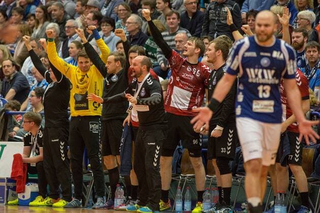 Die Ersatzbank des VfL Lübeck-Schwartau um Torge Greve (Trainer, VfL Lübeck-Schwartau) jubelt während Kristian Nippes ( 13, Bergischer HC) fragend gestikuliert Bergischer HC vs. VfL Lübeck-Schwartau, Handball, 2. Bundesliga, 02.12.17 Solingen NRW Deutschland Klingenhalle