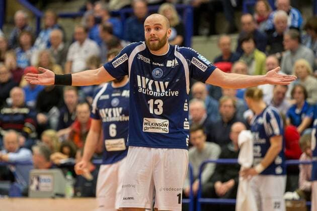 Ein ratloser Kristian Nippes ( 13, Bergischer HC) Bergischer HC vs. VfL Lübeck-Schwartau, Handball, 2. Bundesliga, 02.12.17 Solingen NRW Deutschland Klingenhalle