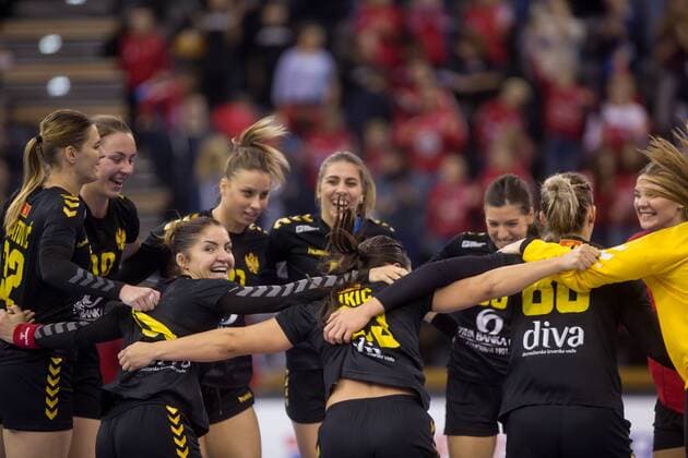 Handball, WM Damen, Dänemark - Montenegro Oldenburg, Niedersachsen, DEU, 02.12.2017, Jovanka Radicevic (3. von links, Montenegro; Club: Vardar MKD) jubelt mit ihrem Team nach dem Spiel. Denmark vs. Montenegro. Handball Weltmeiserschaft der Frauen Deutschland 2017, Vorrunde Gruppe C. Denmark vs. Montenegro - Handball Weltmeiserschaft der Frauen Deutschland