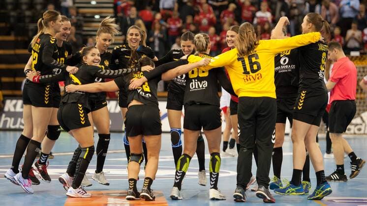 Handball, WM Damen, Dänemark - Montenegro Die Spielerinnen von, the players of Montenegro mit Jubel über den Sieg, Freude über das gewonnene Spiel, celebrate the win, Handball, Frauen-Weltmeisterschaft, Dänemark - Montenegro,