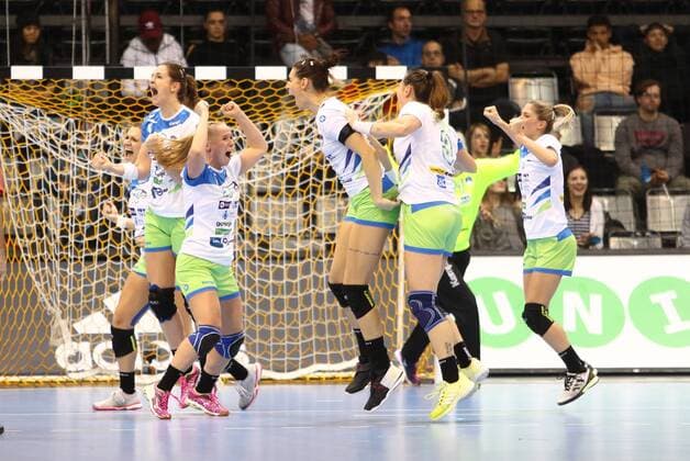 Bilder des Tages - SPORT Handball, WM Damen, Frankreich - Slowenien Slowenische Spielerinnen feiern den Sieg gegen Frankreich Slowenien vs Frankreich--- Handball --- Frauen-Weltmeisterschaft --- 02.12.2017 Trier Copyright: xWeissx Eibner-Pressefotox EP_rws