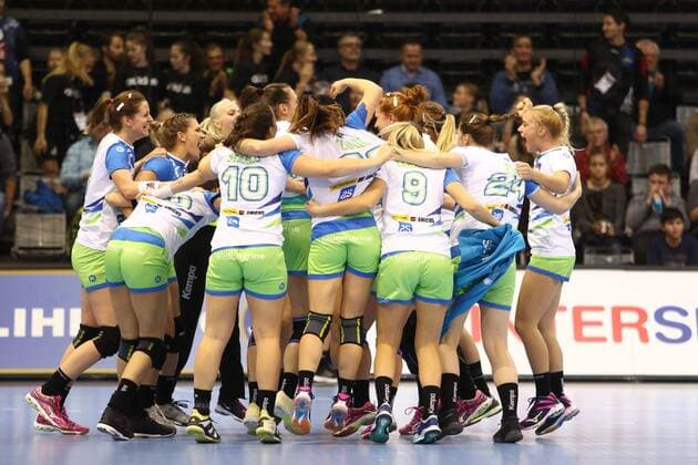 Handball, WM Damen, Frankreich - Slowenien Slowenische Spielerinnen feiern den Sieg gegen Frankreich Slowenien vs Frankreich--- Handball --- Frauen-Weltmeisterschaft --- 02.12.2017 Trier Copyright: xWeissx Eibner-Pressefotox EP_rws