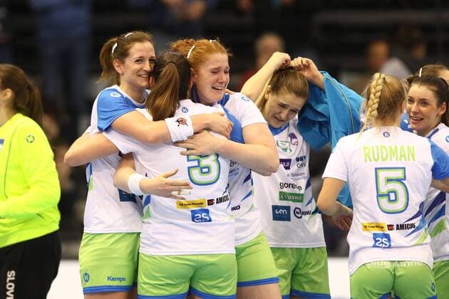 Handball, WM Damen, Frankreich - Slowenien Slowenische Spielerinnen feiern den Sieg gegen Frankreich Slowenien vs Frankreich--- Handball --- Frauen-Weltmeisterschaft --- 02.12.2017 Trier Copyright: xWeissx Eibner-Pressefotox EP_rws