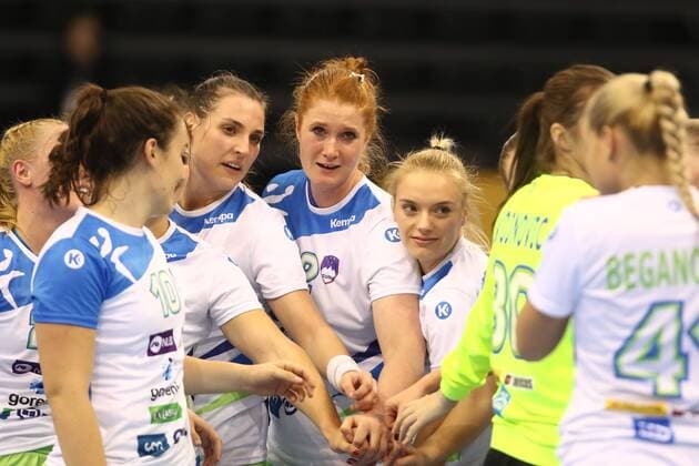 Handball, WM Damen, Frankreich - Slowenien Slowenische Spielerinnen feiern den Sieg gegen Frankreich Slowenien vs Frankreich--- Handball --- Frauen-Weltmeisterschaft --- 02.12.2017 Trier Copyright: xWeissx Eibner-Pressefotox EP_rws
