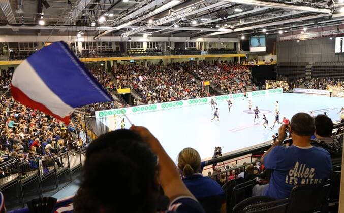 Handball, WM Damen, Frankreich - Slowenien Ein franzoesischer Fans schwenkt in der Arena Trier die franzoesische Flagge Slowenien vs Frankreich--- Handball --- Frauen-Weltmeisterschaft --- 02.12.2017 Trier Copyright: xWeissx Eibner-Pressefotox EP_rws