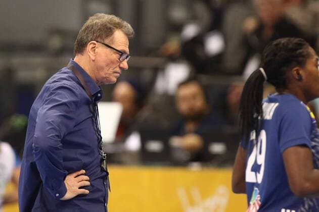Handball, WM Damen, Frankreich - Slowenien Trainer Olivier Krumbholz (Frankreich) mit hangendem Kopf Slowenien vs Frankreich--- Handball --- Frauen-Weltmeisterschaft --- 02.12.2017 Trier Copyright: xWeissx Eibner-Pressefotox EP_rws