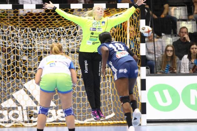 Handball, WM Damen, Frankreich - Slowenien Amra Pandzic (Slowenien) pariert einen Siebenmeter von Grace Zaadi (Frankreich) Slowenien vs Frankreich--- Handball --- Frauen-Weltmeisterschaft --- 02.12.2017 Trier Copyright: xWeissx Eibner-Pressefotox EP_rws