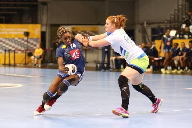 Handball, WM Damen, Frankreich - Slowenien Kaliadiatou Niakate (Frankreich) im Zweikampf mit Lina Krhlikar (Slowenien) Slowenien vs Frankreich--- Handball --- Frauen-Weltmeisterschaft --- 02.12.2017 Trier Copyright: xWeissx Eibner-Pressefotox EP_rws