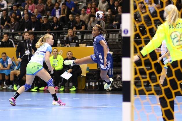 Handball, WM Damen, Frankreich - Slowenien Torwurf von Estelle Ne Minko (Frankreich), links: Ines Amon (Slowenien) Slowenien vs Frankreich--- Handball --- Frauen-Weltmeisterschaft --- 02.12.2017 Trier Copyright: xWeissx Eibner-Pressefotox EP_rws