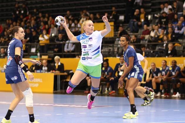 Handball, WM Damen, Frankreich - Slowenien Torwurf von Alja Vrcek (Slowenien) Slowenien vs Frankreich--- Handball --- Frauen-Weltmeisterschaft --- 02.12.2017 Trier Copyright: xWeissx Eibner-Pressefotox EP_rws